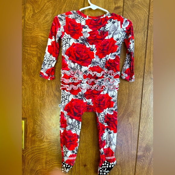 Love the spiders and roses! Good year round. - Picture 1 of 3